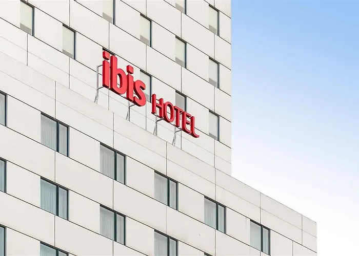 Hotel Ibis Expo 3*
