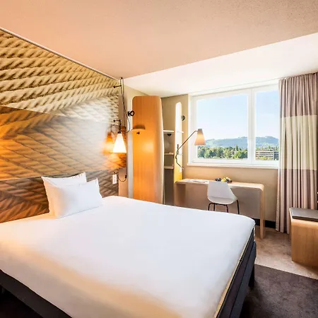 Ibis Expo Hotel 2*